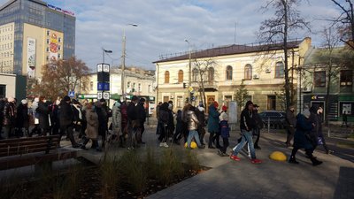 Проти локдауну на вихідні: у Рівному протестує частина підприємців Проти локдауну на вихідні: у Рівному протестує частина підприємців