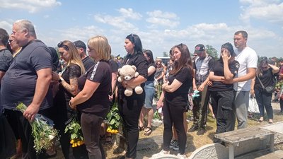 На Дніпропетровщині попрощалися з дворічною дитиною, яка загинула від ракетного удару по передмістю Дніпра На Дніпропетровщині попрощалися з дворічною дитиною, яка загинула від ракетного удару по передмістю Дніпра