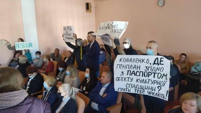 Кричали та вдарили людину. На Херсонщині під час сесії Новокаховської міськради стався конфлікт