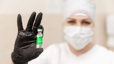 Міський голова Дніпра Борис Філатов публічно вакцинувався Міський голова Дніпра Борис Філатов публічно вакцинувався