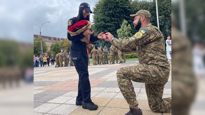 У Черкасах нацгвардієць освідчився коханій у День Прапора