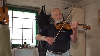 На Черкащині колишній сільський голова виготовляє скрипки