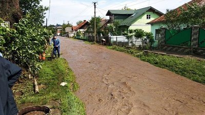 На Тернопільщині через негоду затопило колодязі та обійстя — ДСНС На Тернопільщині через негоду затопило колодязі та обійстя — ДСНС