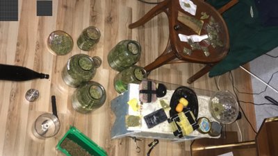 На Буковині судитимуть групу людей, яких підозрюють у продажі наркотиків. Серед них патрульний На Буковині судитимуть групу людей, яких підозрюють у продажі наркотиків. Серед них патрульний