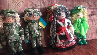 Тернопільська художниця робить патріотичні ляльки Тернопільська художниця робить патріотичні ляльки