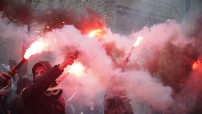 Біля Офісу Венедіктової активісти влаштували фаєр-шоу. Фоторепортаж Біля Офісу Венедіктової активісти влаштували фаєр-шоу. Фоторепортаж
