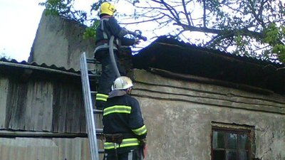 На Херсонщині горіла покинута будівля