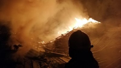 У Сумах вночі горіла триповерхова покинута будівля на Привокзальній