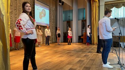 Доброчинний ярмарок та дефіле: у Черкаському університеті відбулось свято вишиванки Доброчинний ярмарок та дефіле: у Черкаському університеті відбулось свято вишиванки