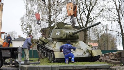 В місті на Волині демонтували пам’ятник на честь радянських танкістів В місті на Волині демонтували пам’ятник на честь радянських танкістів