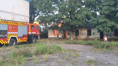 У Сумах горіла покинута будівля