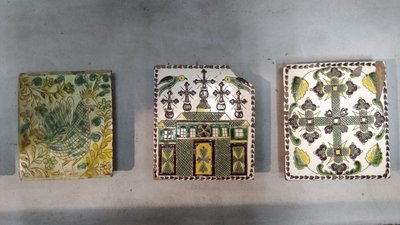 Кахлі початку 19-го та середини 20-го століть із декоративним підполив’яним розписом