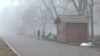 У Полтаві почали монтувати будиночки, які працюватимуть під час новорічного ярмарку
