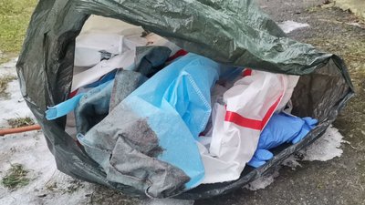 У дворі луцької багатоповерхівки знайшли медвідходи з коронавірусного шпиталю У дворі луцької багатоповерхівки знайшли медвідходи з коронавірусного шпиталю