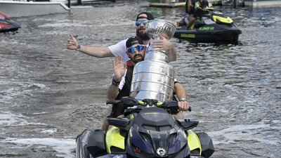 Гравці "Тампи" пом'яли Кубок Стенлі під час святкового параду на воді: фото