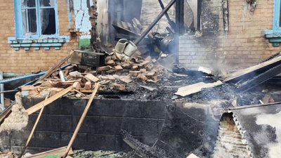 Зруйнований дах й стіна: наслідки обстрілів на Хмельниччині 15 лютого Зруйнований дах й стіна: наслідки обстрілів на Хмельниччині 15 лютого