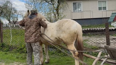 Ветеран із Рівненського Полісся плете постоли для доньки Ветеран із Рівненського Полісся плете постоли для доньки