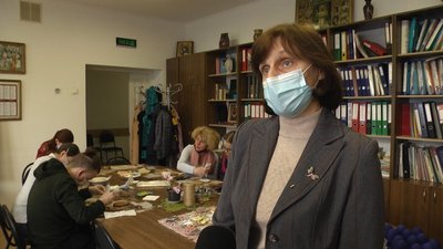 У Житомирі діти розмальовують імбирні пряники, які волонтери на Великдень передадуть військовим У Житомирі діти розмальовують імбирні пряники, які волонтери на Великдень передадуть військовим