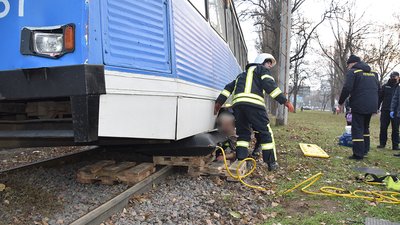 У Миколаєві рятувальникам довелось підняти трамвай, аби вивільнити людину
