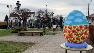 "Одна краща іншої": на алеї в центрі Дубна на Рівненщині встановили 16 писанок