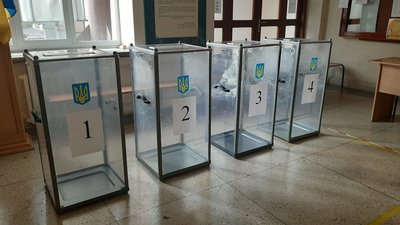 Не відкривався сейф та забули бюлетені: чому на Харківщині три дільниці відкрилися із запізненням