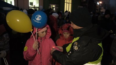 "Fliker save life": вінницькі поліцейські роздавали містянам світлоповертальні стрічки та флікери "Fliker save life": вінницькі поліцейські роздавали містянам світлоповертальні стрічки та флікери