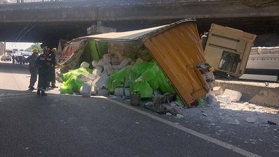У Києві на Берестейській перекинулася вантажівка, є травмовані