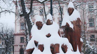 Сніг, пам'ятник Руській трійці, Івано-Франківськ