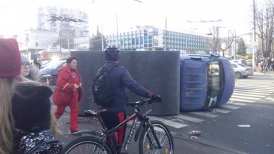 ДТП у центрі Хмельницького: на пішохідному переході перекинулась вантажівка ДТП у центрі Хмельницького: на пішохідному переході перекинулась вантажівка
