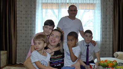 Зліва направо: Іван, Єгор, Світлана, Корнєй, В’ячеслав та Євгеній Кіракосови Зліва направо: Іван, Єгор, Світлана, Корнєй, В’ячеслав та Євгеній Кіракосови