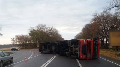 На виїзді з Тернополя перекинулася вантажівка: на трасі ускладнений рух