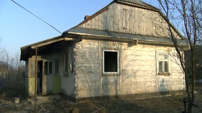 Дівчину-сироту на Волині поселили в напівзруйнованій хаті без світла та води Дівчину-сироту на Волині поселили в напівзруйнованій хаті без світла та води