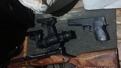 На Житомирщині поліція викрила групу продавців зброї На Житомирщині поліція викрила групу продавців зброї