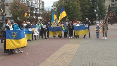 Понад пів сотні хмельничан вийшли на безстрокову акцію «Поверніть героїв додому» Понад пів сотні хмельничан вийшли на безстрокову акцію «Поверніть героїв додому»