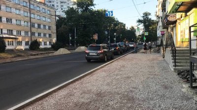 Заважали ремонту тротуару: у Чернігові на вулиці Шевченка видалили 29 дерев Заважали ремонту тротуару: у Чернігові на вулиці Шевченка видалили 29 дерев