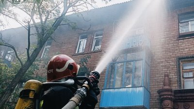 У Печерському районі столиці загорілася багатоповерхівка: є потерпіла