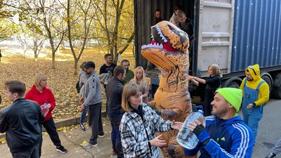 Тисячі бутлів: одесити відвезли до Миколаєва понад два мільйони літрів води Тисячі бутлів: одесити відвезли до Миколаєва понад два мільйони літрів води