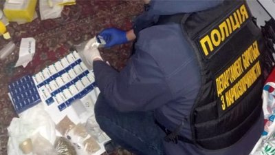 У Хмельницькому затримали двох наркоторговців. «Товару» вилучили на 1 мільйон гривень