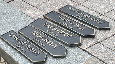 На Думській площі в Одесі демонтували таблички з російськими містами. ФОТО