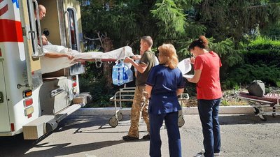 Бійців, поранених у зоні ООС, доправили до Києва з харківського шпиталю Бійців, поранених у зоні ООС, доправили до Києва з харківського шпиталю