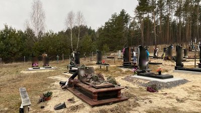 На Рівненщині вандали понищили вісім могил на сільському кладовищі На Рівненщині вандали понищили вісім могил на сільському кладовищі