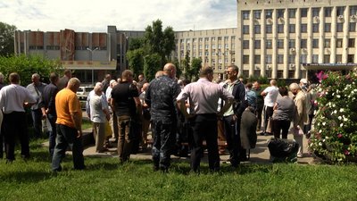 У Житомирі більше сотні житомирян біля приміщення обласної ради вимагали перерахунку пенсій У Житомирі більше сотні житомирян біля приміщення обласної ради вимагали перерахунку пенсій