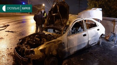 Внаслідок зіткнення із патрульним авто у Харкові вибухнув легковик, є загиблі Внаслідок зіткнення із патрульним авто у Харкові вибухнув легковик, є загиблі