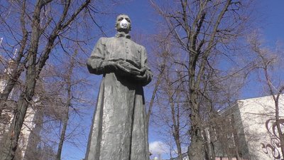 "До коронавірусу з мудрістю": на пам'ятник Сковороді у центрі Харкова надягли захисну маску