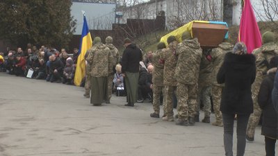 Рідні, друзі, побратими та знайомі проводжають воїна в останню путь Рідні, друзі, побратими та знайомі проводжають воїна в останню путь