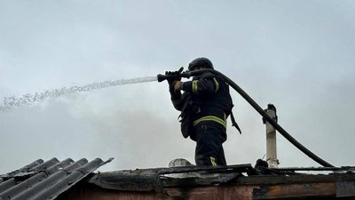 Рятувальник гасить пожежу у Великому Бурлуку Купʼянського району, 14 червня 2026 року