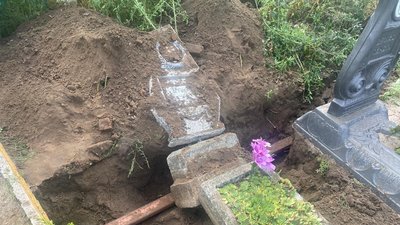 Зруйнував 20 пам’ятників. На Дніпропетровщині через наругу над могилами затримали чоловіка