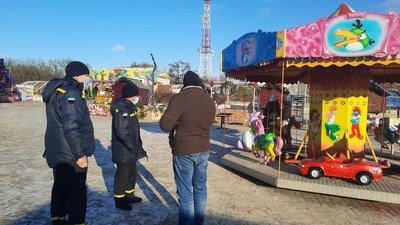 У Херсоні рятувальники перевірили новорічне містечко на дотримання правил пожежної безпеки