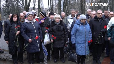 На урочистості у Полтаві прийшли із червоними гвоздиками На урочистості у Полтаві прийшли із червоними гвоздиками