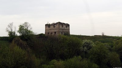 Руїни замку у Сутківцях. Фото: Вікіпедія. Анастасія Потурняк. Руїни замку у Сутківцях. Фото: Вікіпедія. Анастасія Потурняк.